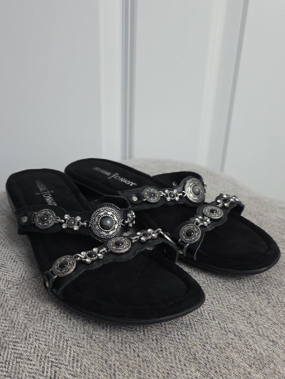 MinneTonka Boca Black Leather Silver Concho Embelished Open Toe Sandals Size 7